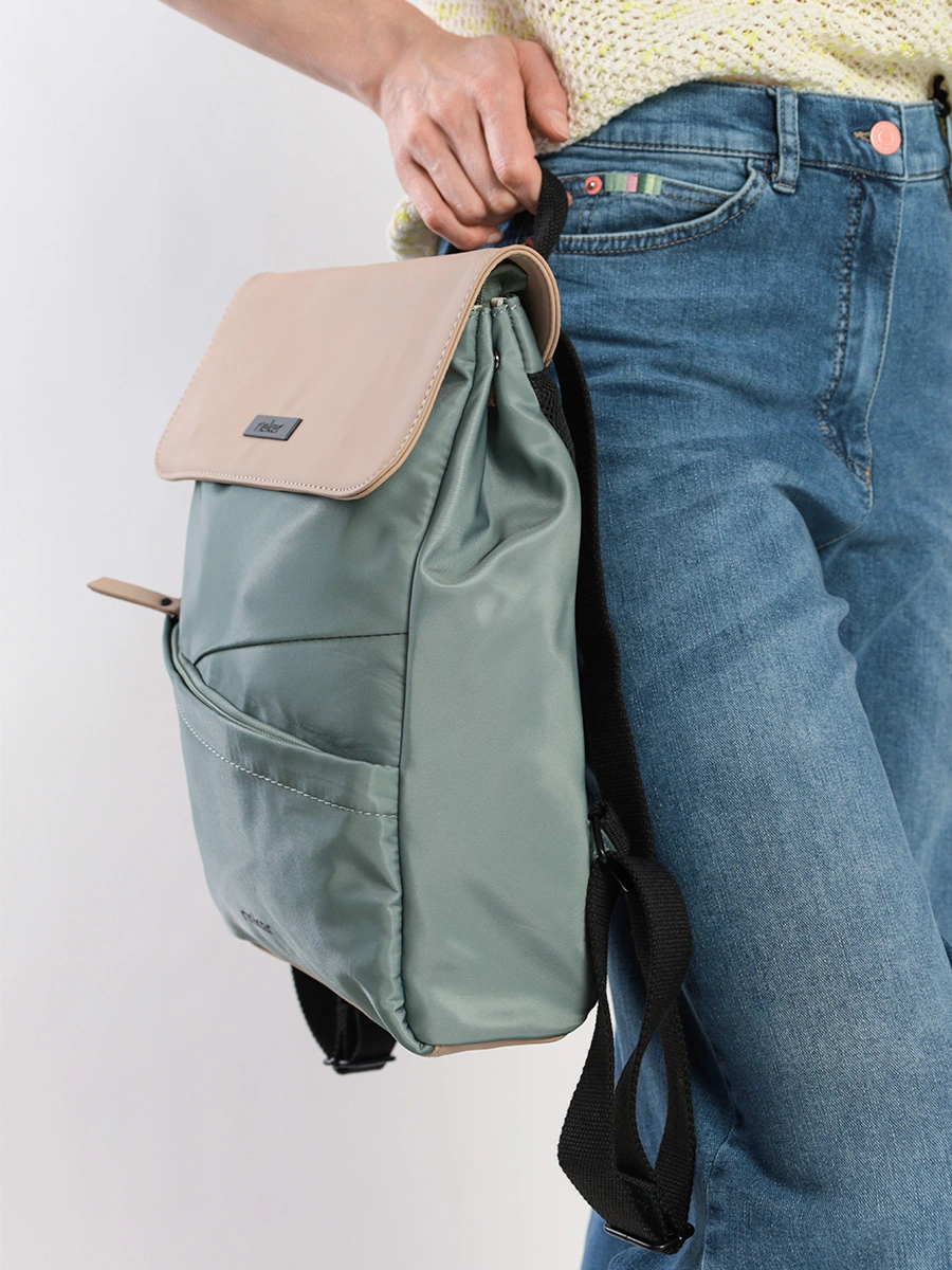 Рюкзак зеленого цвета с передним карманом на скошенной молнии